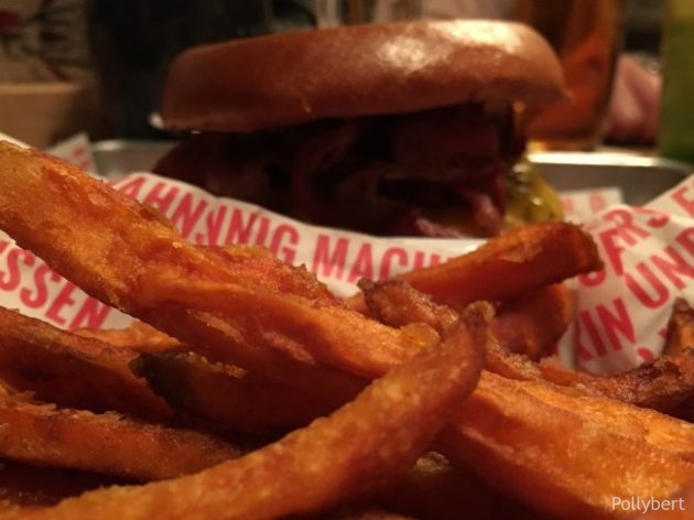 burger with sweet potato fries @Rinderwahn